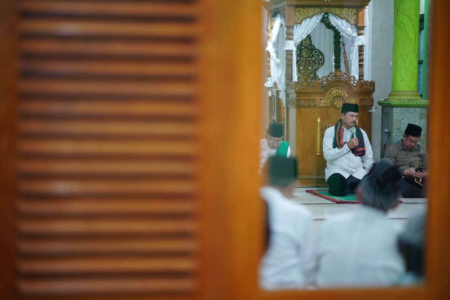 Salat Isya di Masjid Al Mujahidin Manisrejo, Wali Kota Terima Berbagai Usulan dari Warga