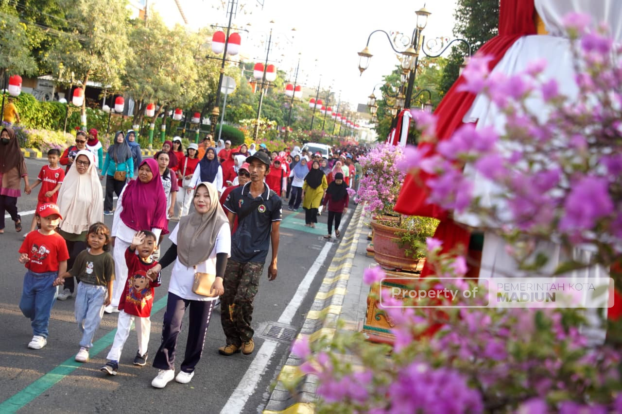 Jalan Santai di Kelurahan Kartoharjo, Wali Kota Ajak Warga Jaga Kondusivitas Kota