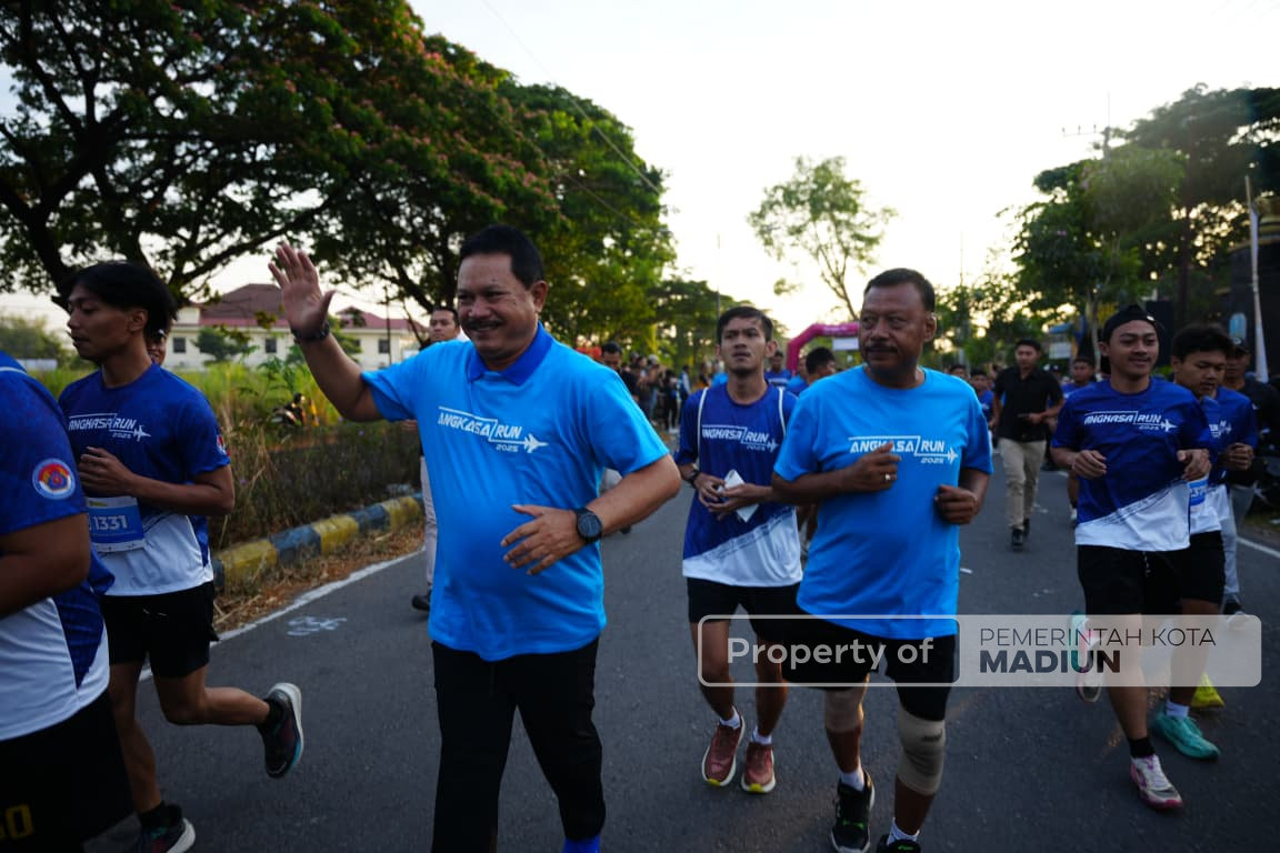 Hadiri Angkasa Fun Run 2025, Wali Kota Madiun: SMAN 3 Taruna Angkasa Madiun Luar Biasa!