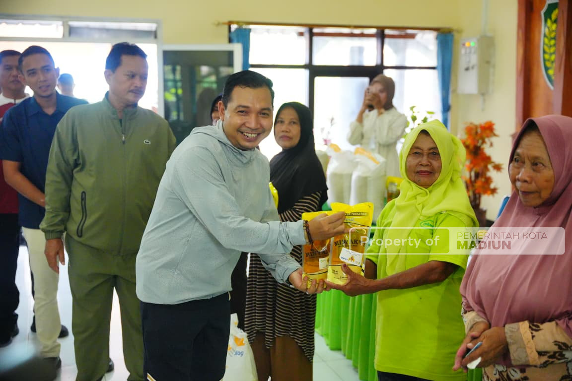 Jalan Kaki Bersama Pejabat Perangkat Daerah, Wali Kota Madiun Serahkan Bantuan di Kelurahan Winongo dan Kelurahan Manguharjo