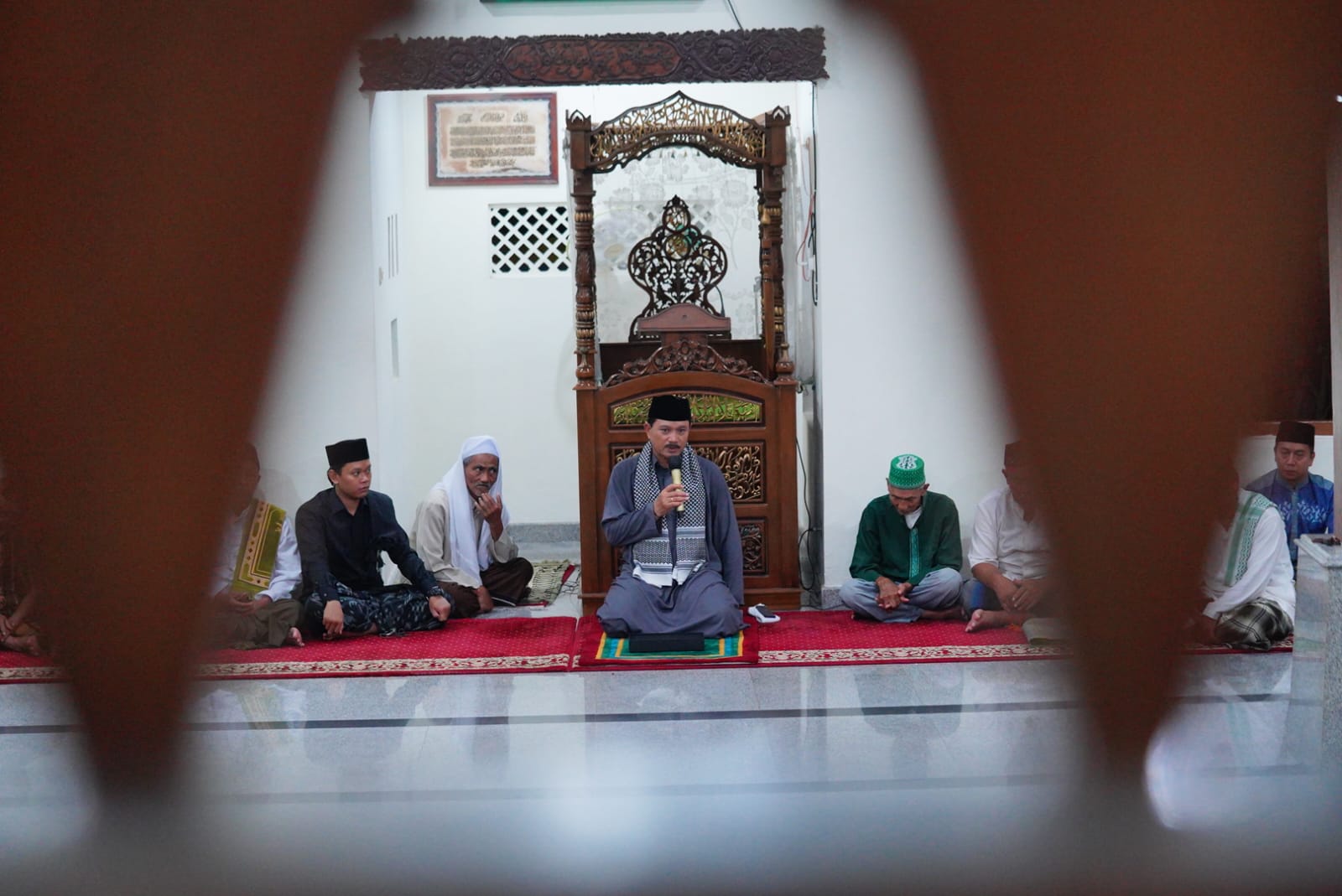 Salat Isya dan Tarawih di Masjid Kuncen, Wali Kota Harapkan Kerukunan Terjaga