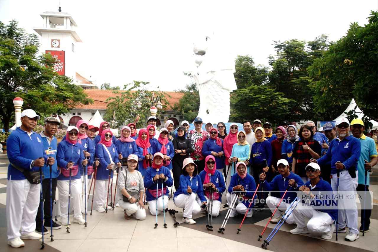 Olahraga Bersama Para Profesor Unair, Wali Kota Kenalkan Kota Sekaligus Minta Saran Masukan