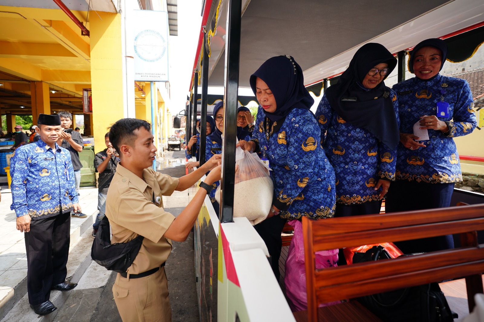 Pemkot Madiun Sosialisasikan Belanja Drive Thru Di PBM, Gunakan Aplikasi Agar Lebih Cepat Tanpa Turun Dari Kendaraan