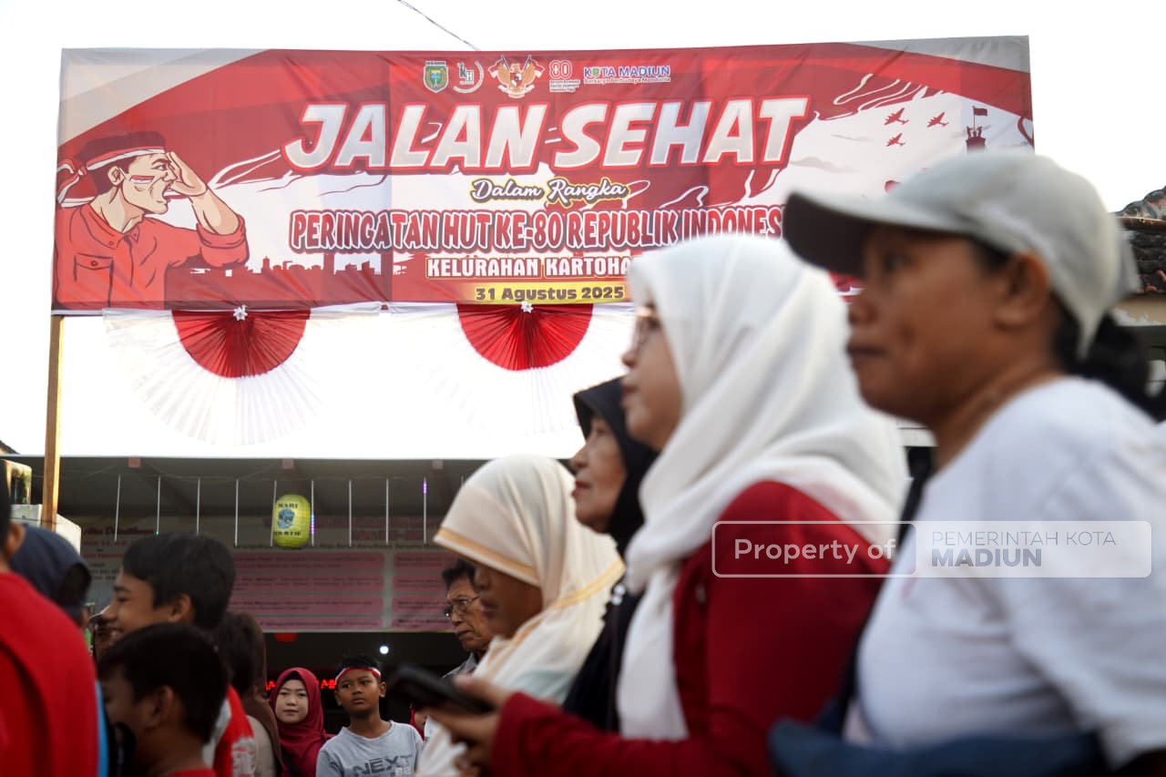 Jalan Santai di Kelurahan Kartoharjo, Wali Kota Ajak Warga Jaga Kondusivitas Kota