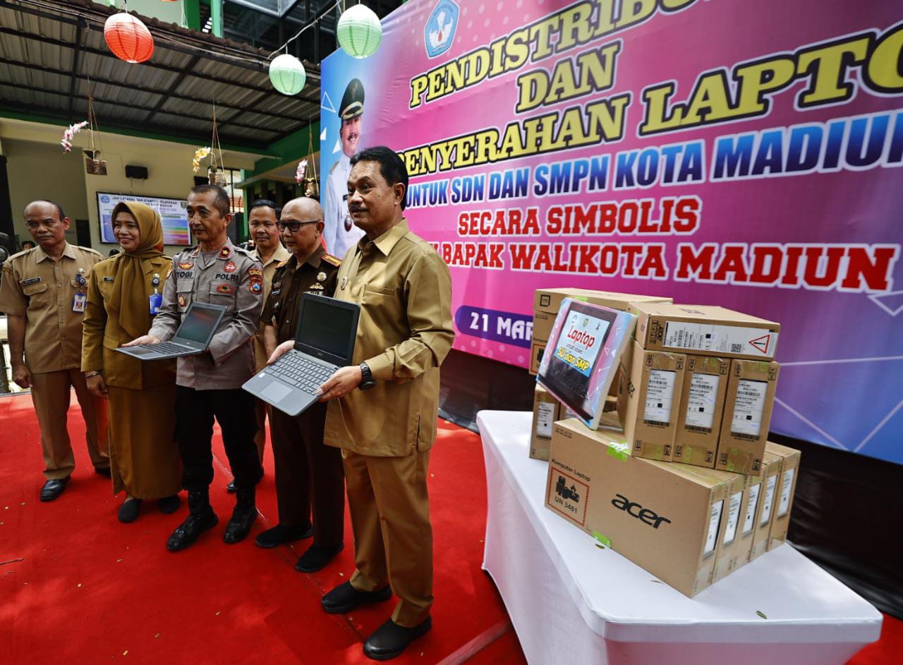 Laptop Gratis Dibagikan Kepada Siswa, Wali Kota Harap Peningkatan SDM Berkualitas Di Kota Pendekar