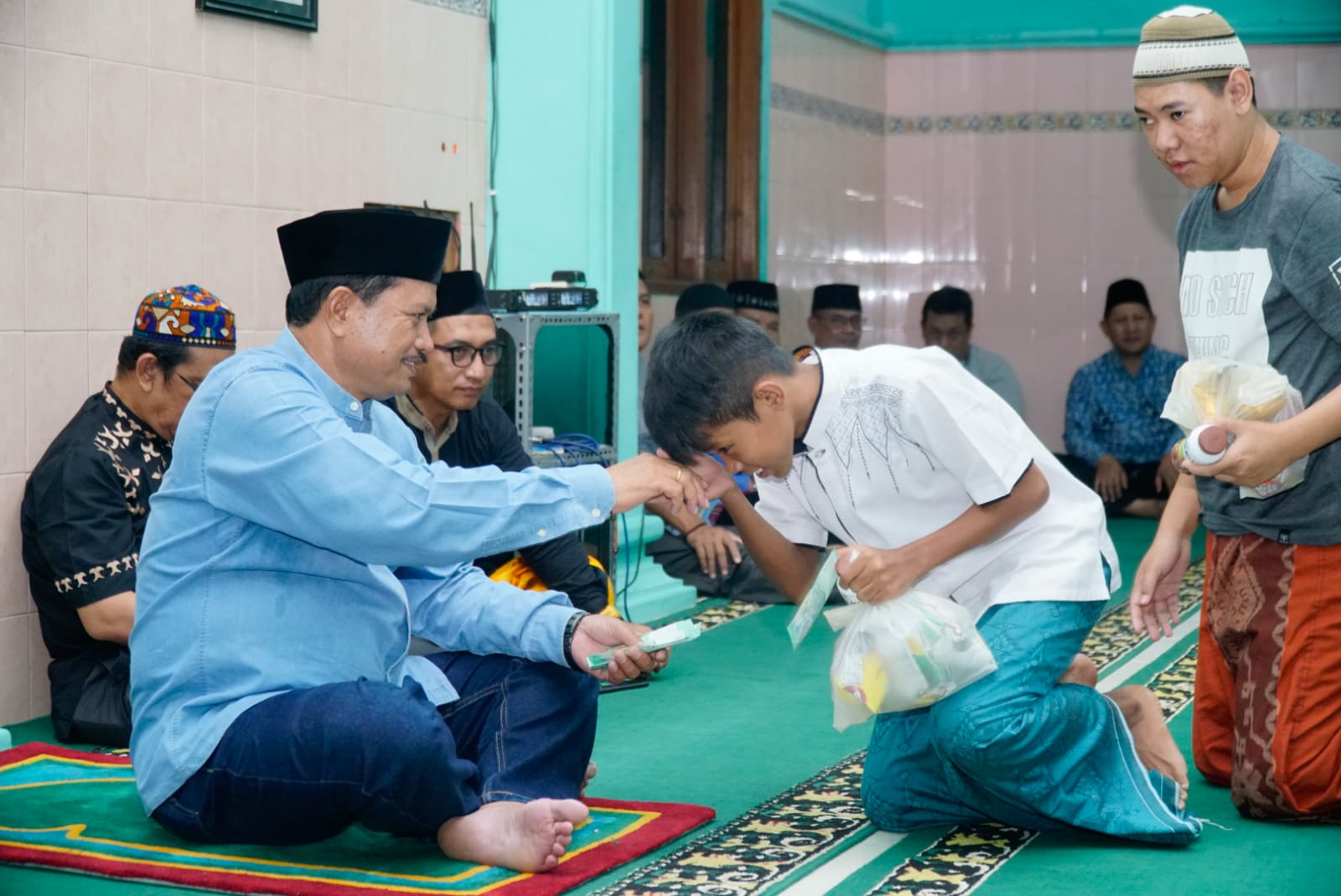 Shalat Isya Berjamaah Di Masjid Al Falah, Wali Kota Ajak Masyarakat Jaga Kerukunan