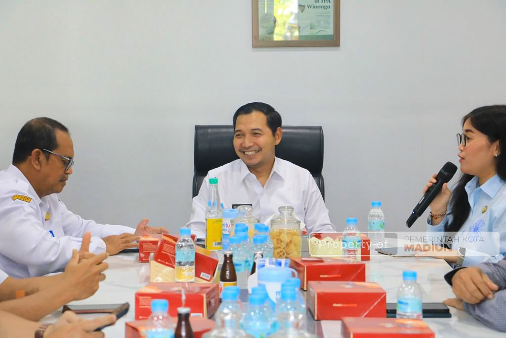 Dukung Pengelolaan Sampah Berkelanjutan, OJK Kediri Serahkan Ratusan Bibit Tanaman