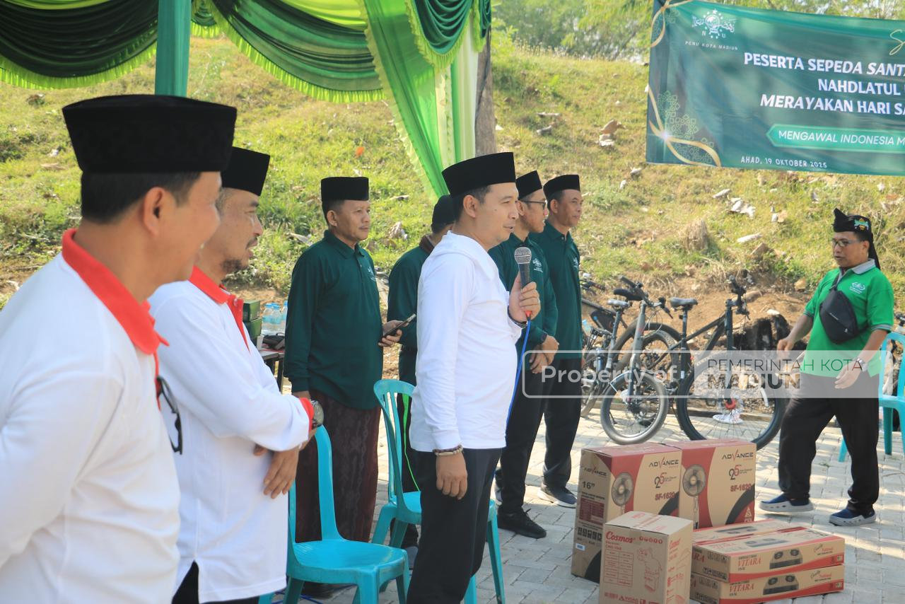 Semangat Bangun Silaturahmi, Wawali Apresiasi Santri dan Warga Lewat Sepeda Santai Hari Santri