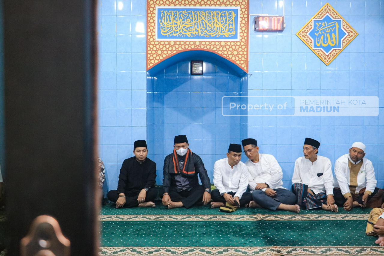 Pererat Silaturahmi, Wali Kota Madiun Hadiri Sholat Isya Bersama Warga Jalan Citarum di Mushola Al Barokah