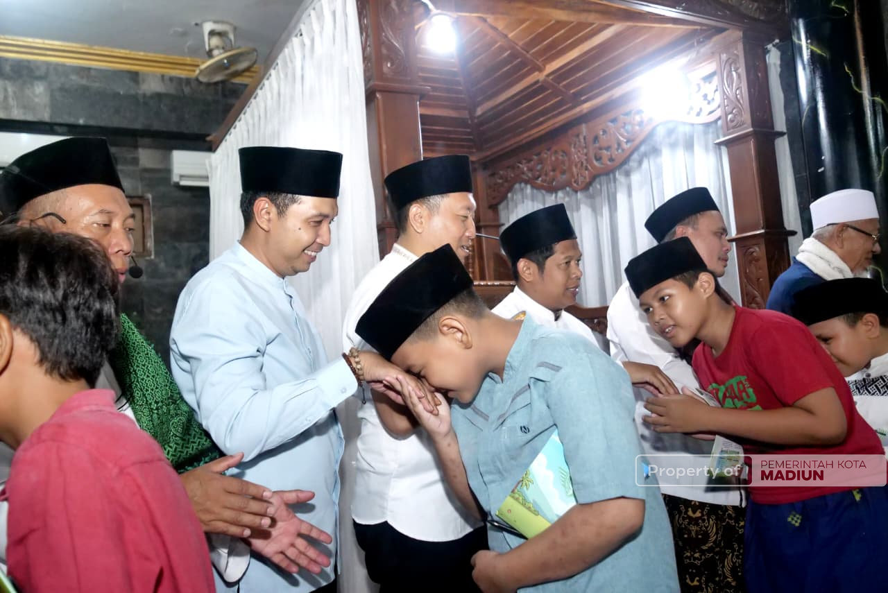 Plt Wali Kota Madiun Hadiri Tarawih Perdana, Ajak Warga Sambut Ramadan dengan Tertib dan Penuh Berkah