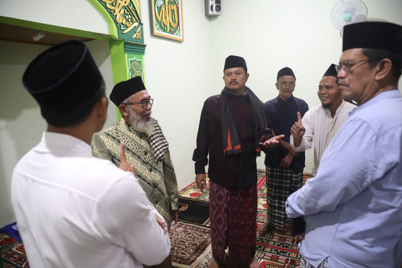 Salat Isya di Mushala Al-Ikhlas Ngegong, Wali Kota Sampaikan Program Pembangunan