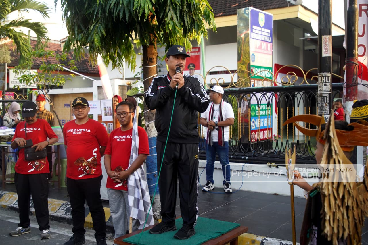 Jalan Santai di Kelurahan Kartoharjo, Wali Kota Ajak Warga Jaga Kondusivitas Kota