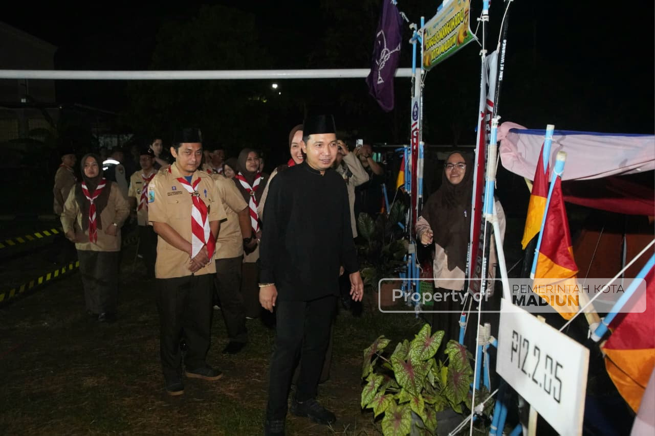 Tandai Dibukanya Jambore Ranting Manguharjo, Wali Kota Madiun Nyalakan Api Unggun