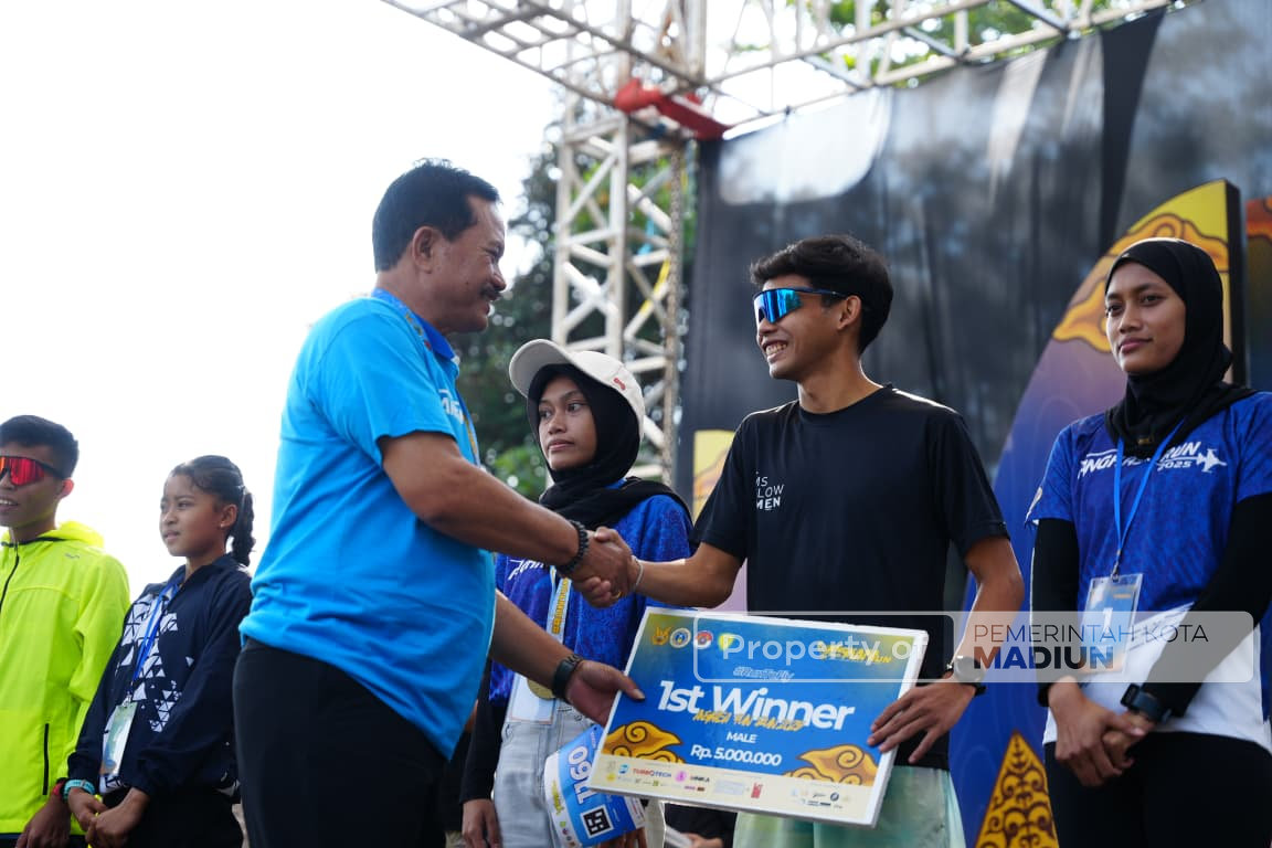 Hadiri Angkasa Fun Run 2025, Wali Kota Madiun: SMAN 3 Taruna Angkasa Madiun Luar Biasa!