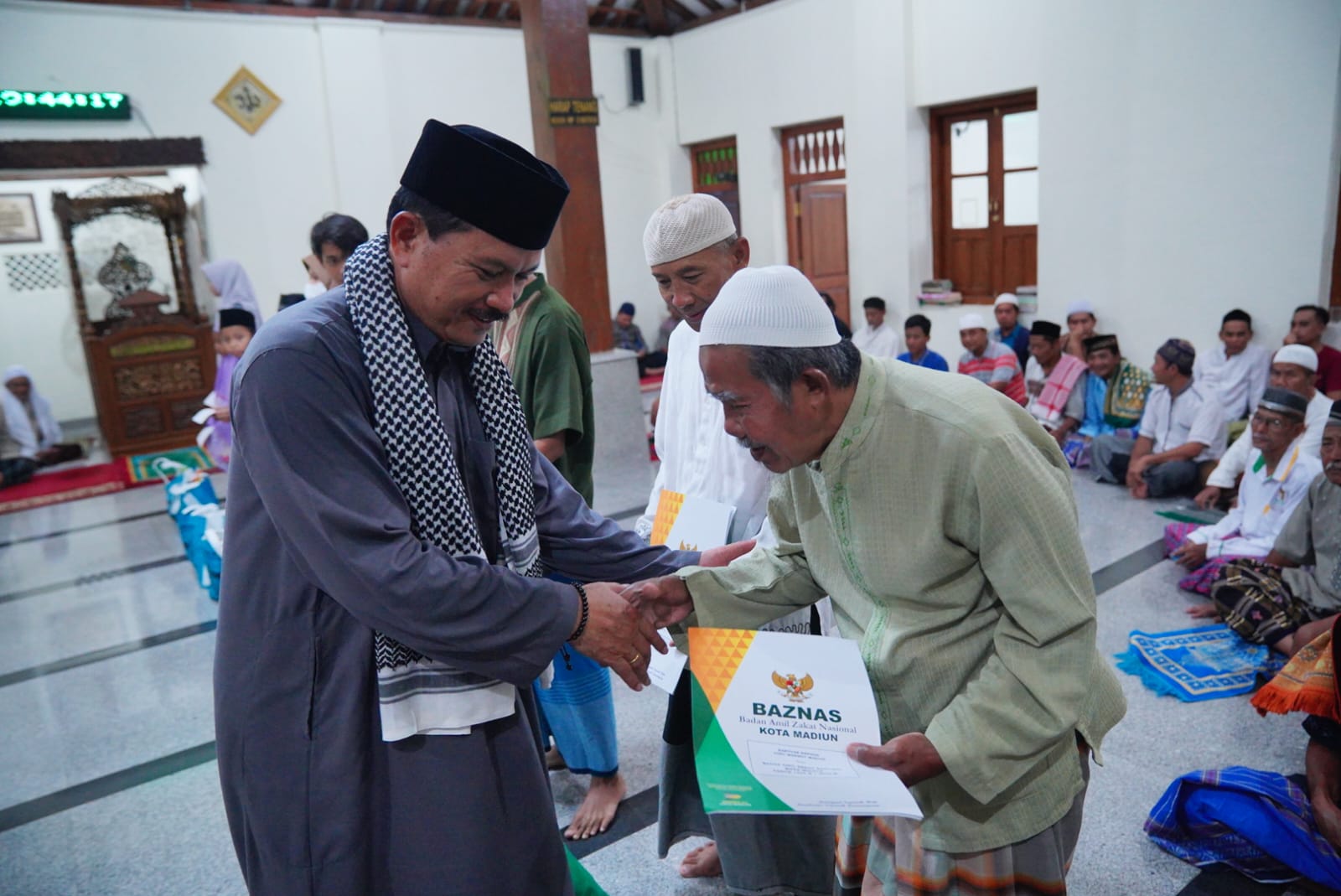 Salat Isya dan Tarawih di Masjid Kuncen, Wali Kota Harapkan Kerukunan Terjaga