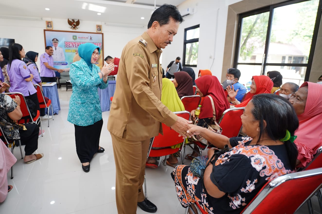 Salurkan Bantuan DBHCHT, Wali Kota Harap Bermanfaat Bagi Penerima