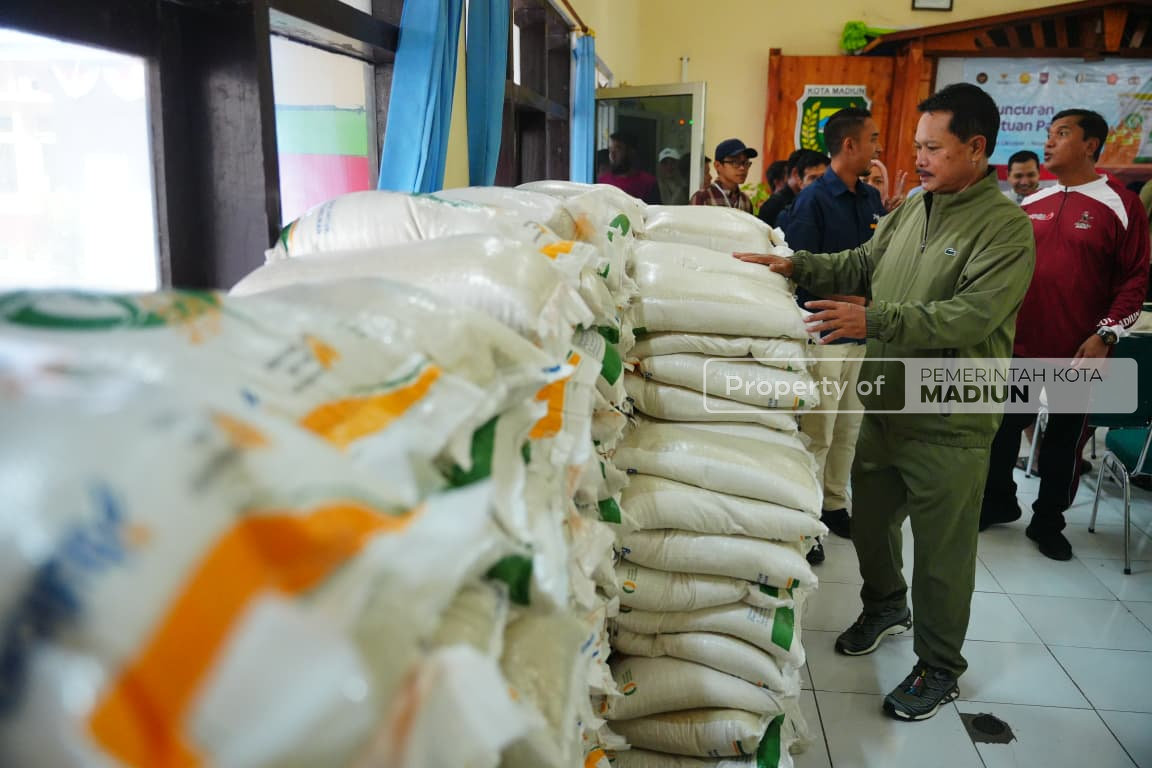 Jalan Kaki Bersama Pejabat Perangkat Daerah, Wali Kota Madiun Serahkan Bantuan di Kelurahan Winongo dan Kelurahan Manguharjo