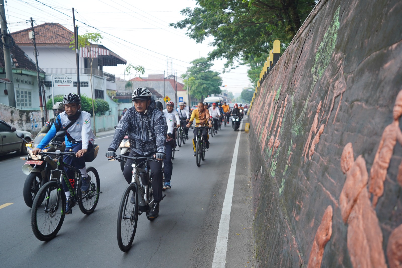 Wali Kota Sampaikan Oleh-Oleh dari Luar Negeri Saat Gowes di Tiga Kelurahan
