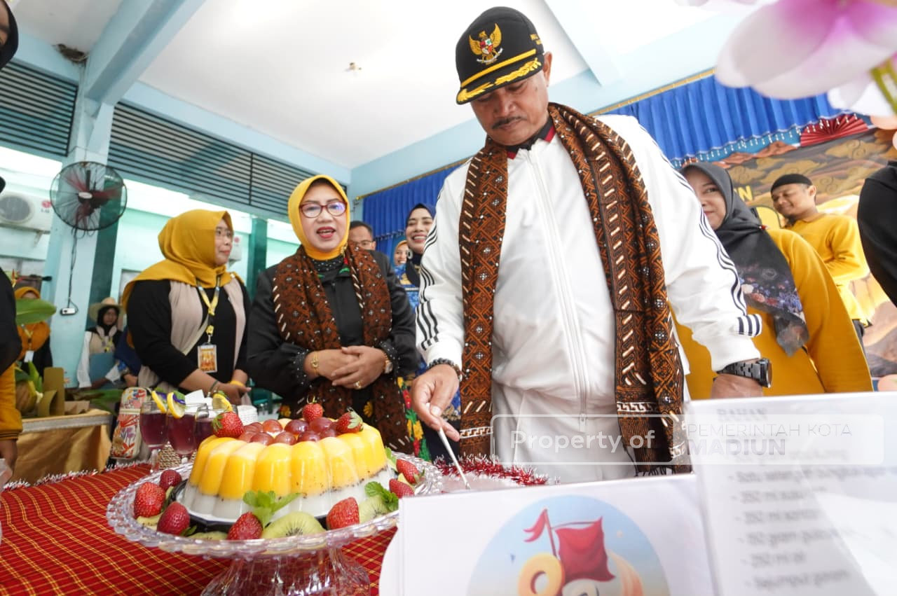 Meriah! Wali Kota Madiun Berangkatkan Pawai HUT ke-79 SMPN 2 Madiun
