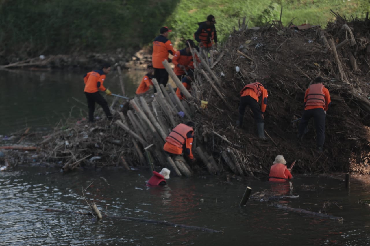 Kerja Bakti Bersama Warga di Lapak Pancasoka, Wali Kota Harap Kebersihan dan Kenyamanan Terus Dijaga