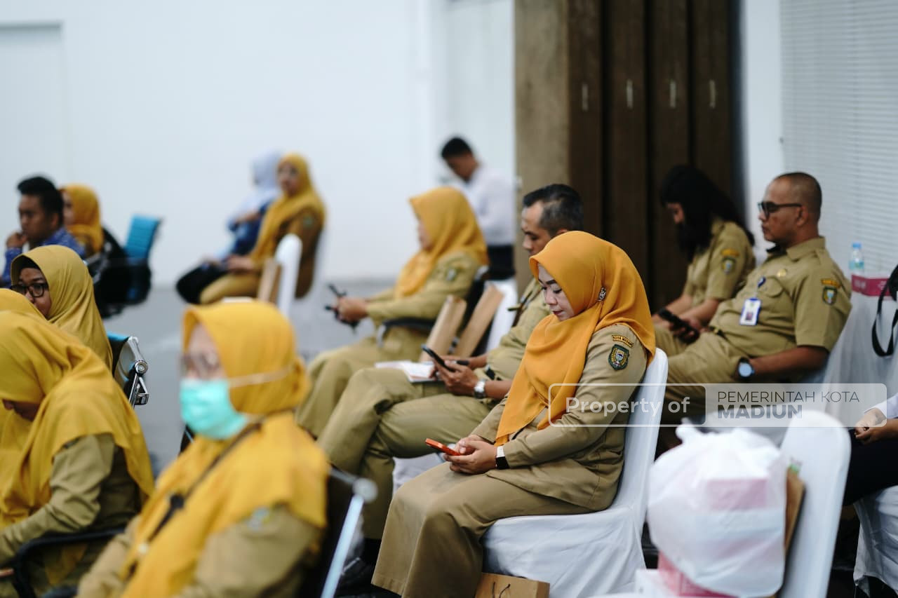 Pastikan Stabilitas Harga Jelang Nataru 2026, Wali Kota Pimpin HLM TPID Kota Madiun