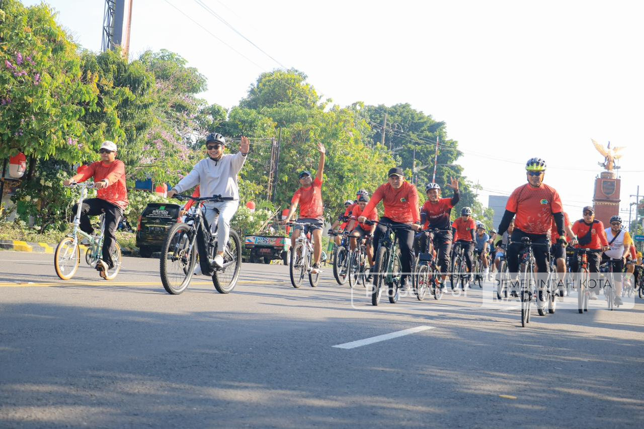 Tutup Rangkaian Perayaan HUT ke-80 TNI, Korem 081/Dhirotsaha Jaya Gelar Fun Bike dan Senam Bersama