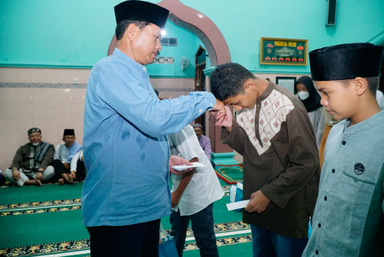 Shalat Isya Berjamaah Di Masjid Al Falah, Wali Kota Ajak Masyarakat Jaga Kerukunan