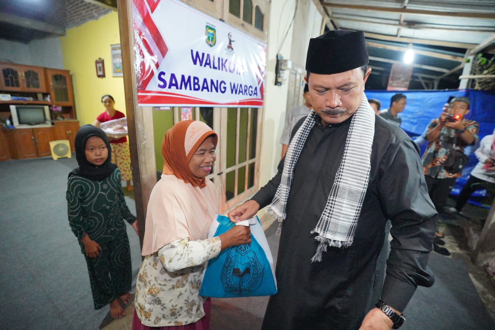 Di Kelurahan Pilangbango, Wali Kota Maidi Sambang Warga Hingga Bagi Sembako