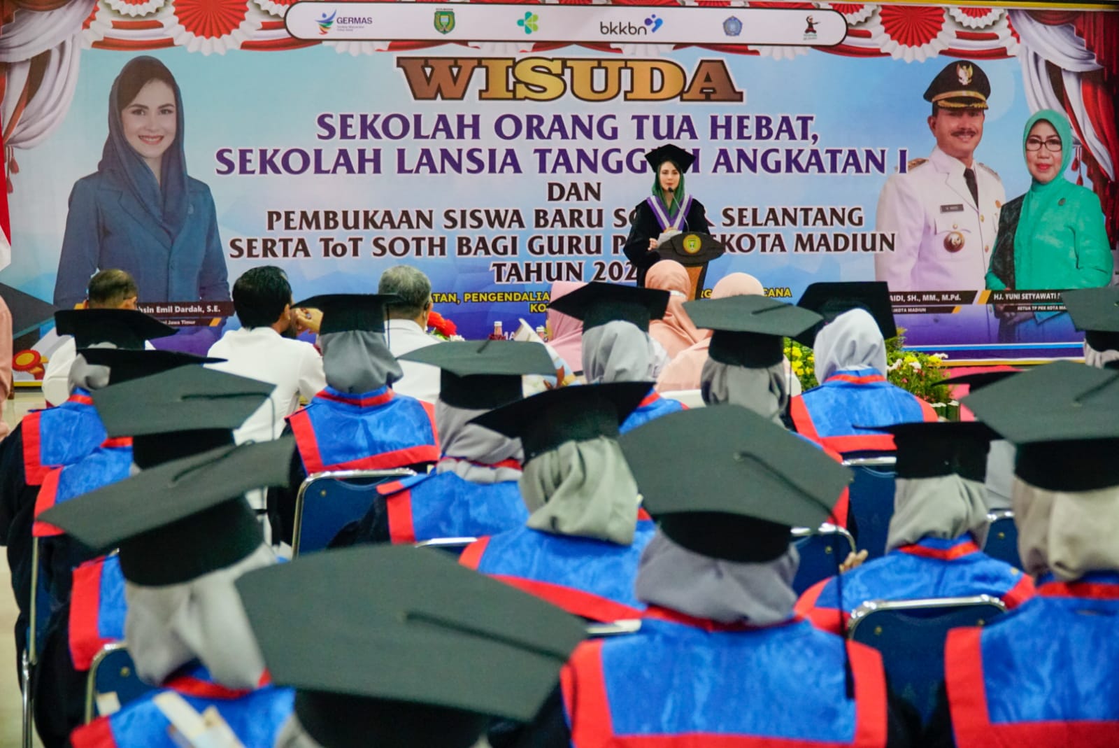 Selesaikan Pendidikan SOTH dan Selantang, Emak-Emak dan Lansia Laksanakan Wisuda