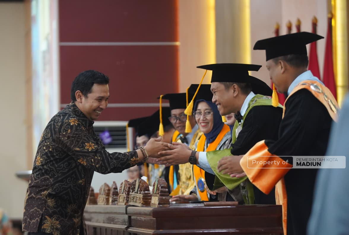 Hadiri Wisuda Unipma, Plt Wali Kota Kita Entaskan Kemiskinan Melalui Pendidikan