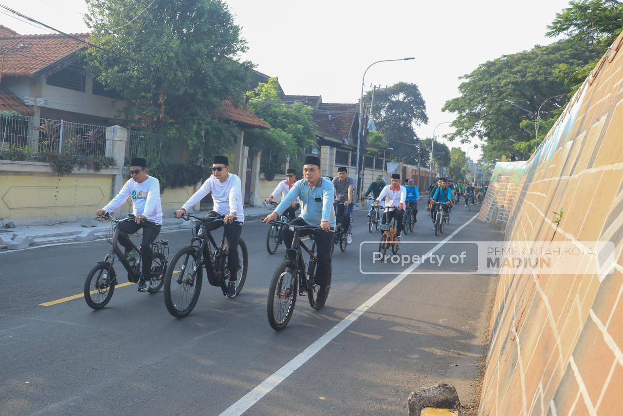 Semangat Bangun Silaturahmi, Wawali Apresiasi Santri dan Warga Lewat Sepeda Santai Hari Santri