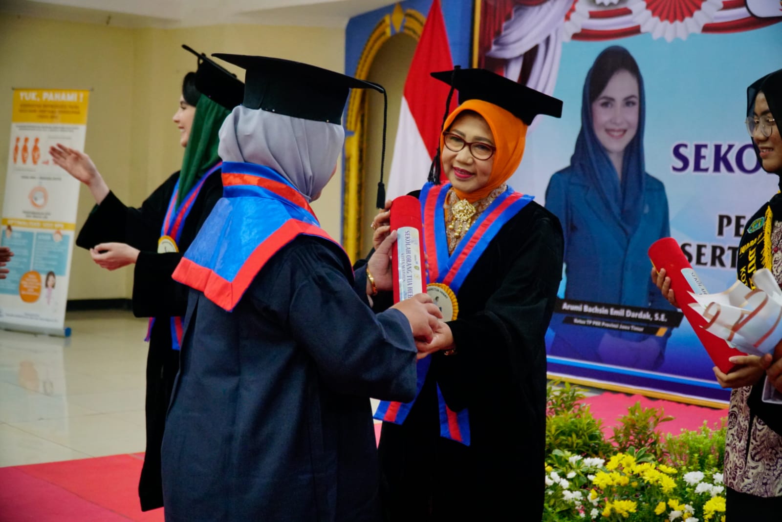 Selesaikan Pendidikan SOTH dan Selantang, Emak-Emak dan Lansia Laksanakan Wisuda