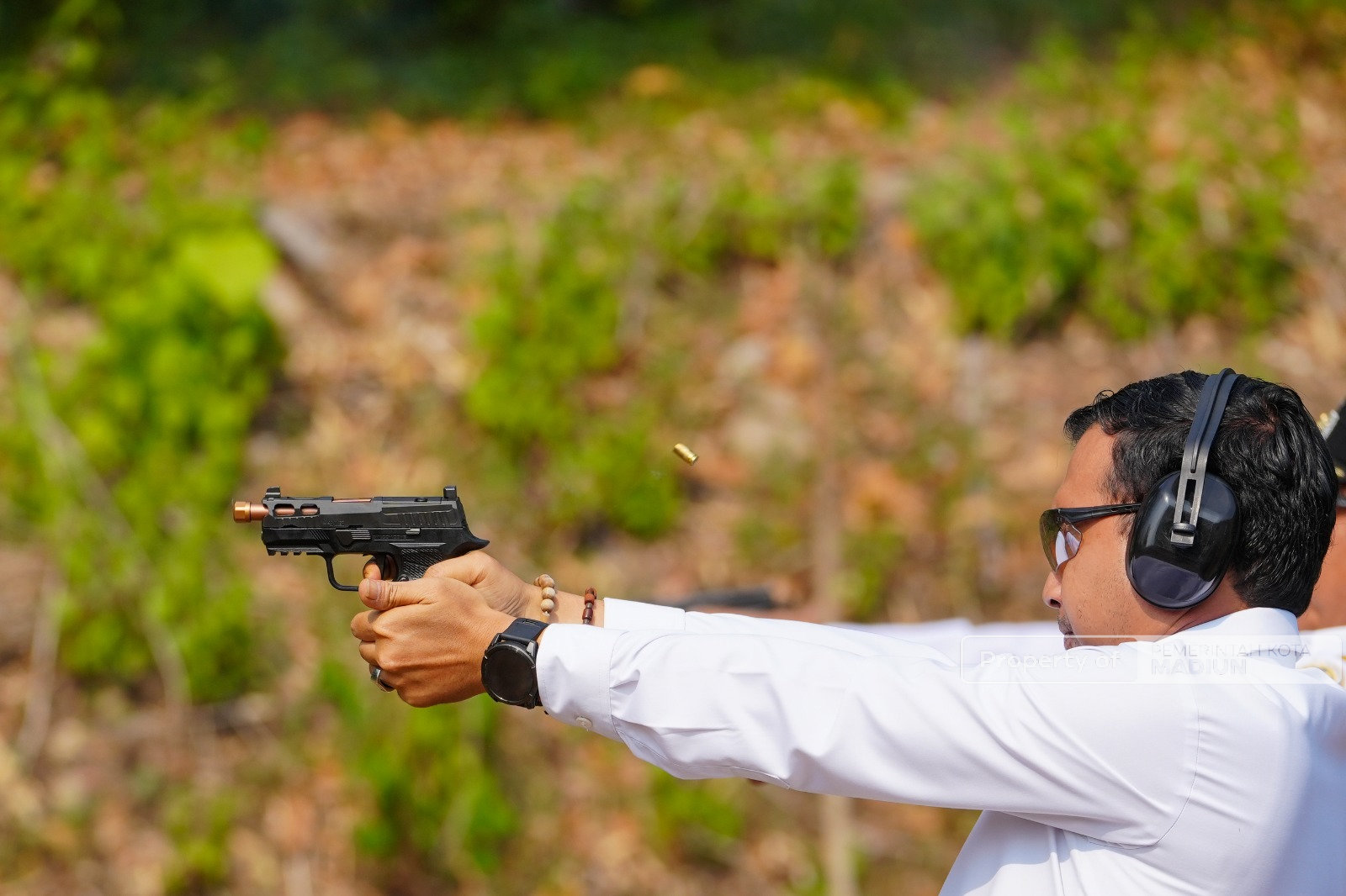 Perkuat Sinergi, Plt Wali Kota Madiun Asah Fokus dalam Latihan Menembak
