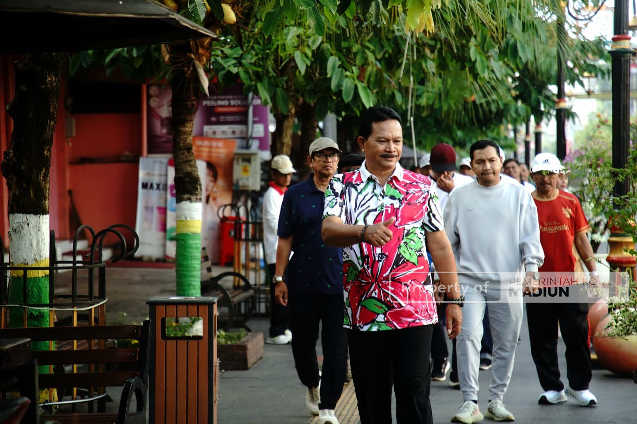 Olahraga Bersama Para Profesor Unair, Wali Kota Kenalkan Kota Sekaligus Minta Saran Masukan