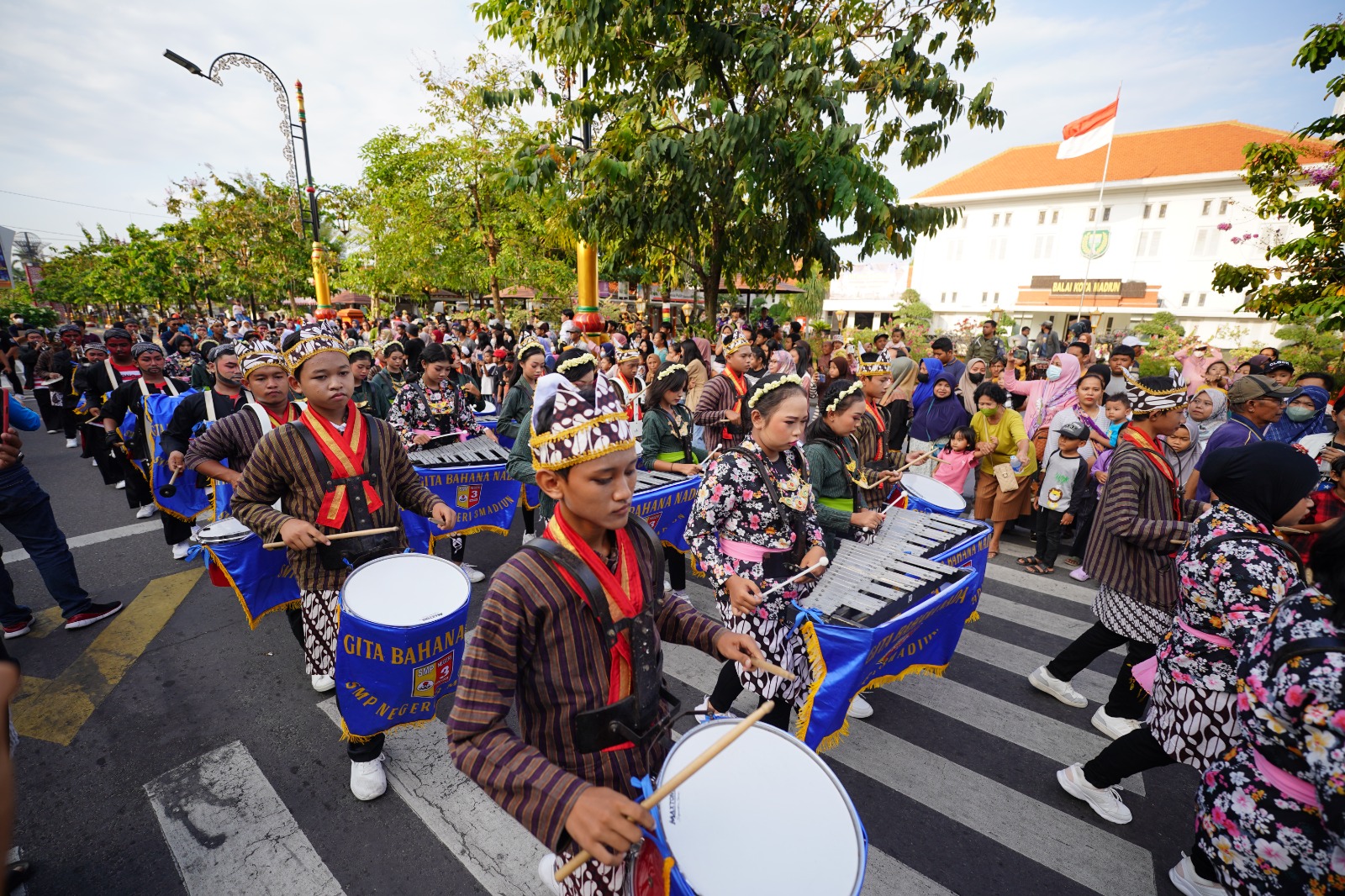 Drumband SMPN 3 Dan Paskibra SMAN 4 Undang Decak Kagum Penonton Pada Event Parade Senja