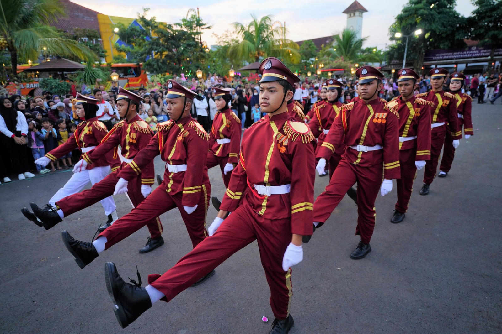 Drumband SMPN 3 Dan Paskibra SMAN 4 Undang Decak Kagum Penonton Pada Event Parade Senja