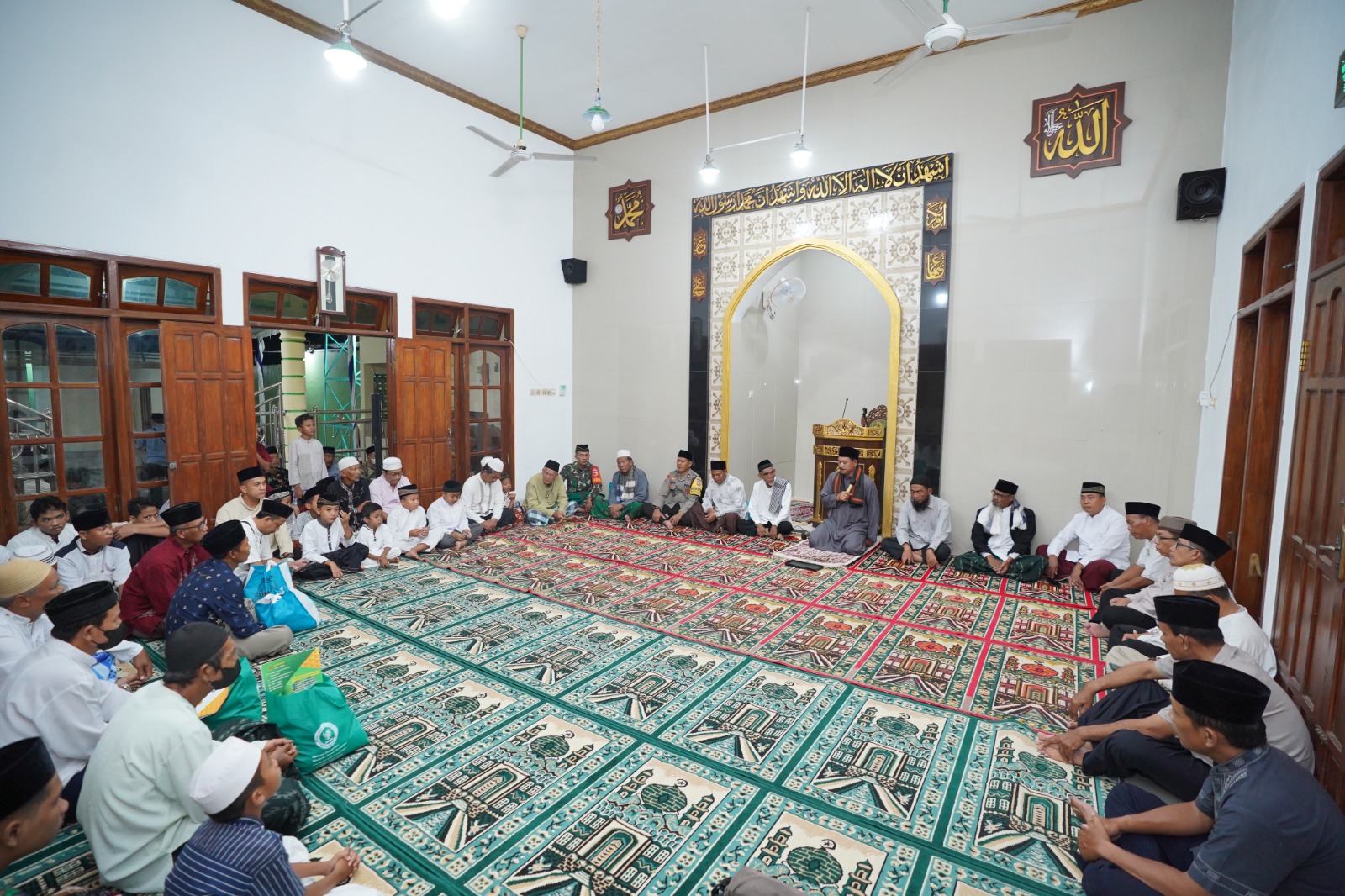 Salat Isya di Masjid Al Muttaqin, Wali Kota Juga Salurkan Berbagai Bantuan