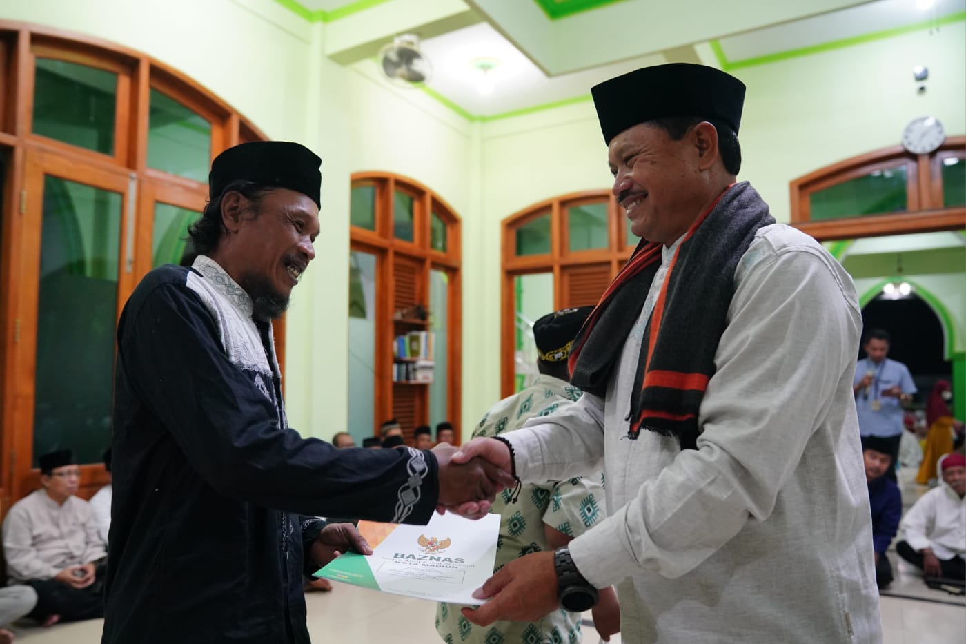 Salat Isya di Masjid Al Mujahidin Manisrejo, Wali Kota Terima Berbagai Usulan dari Warga