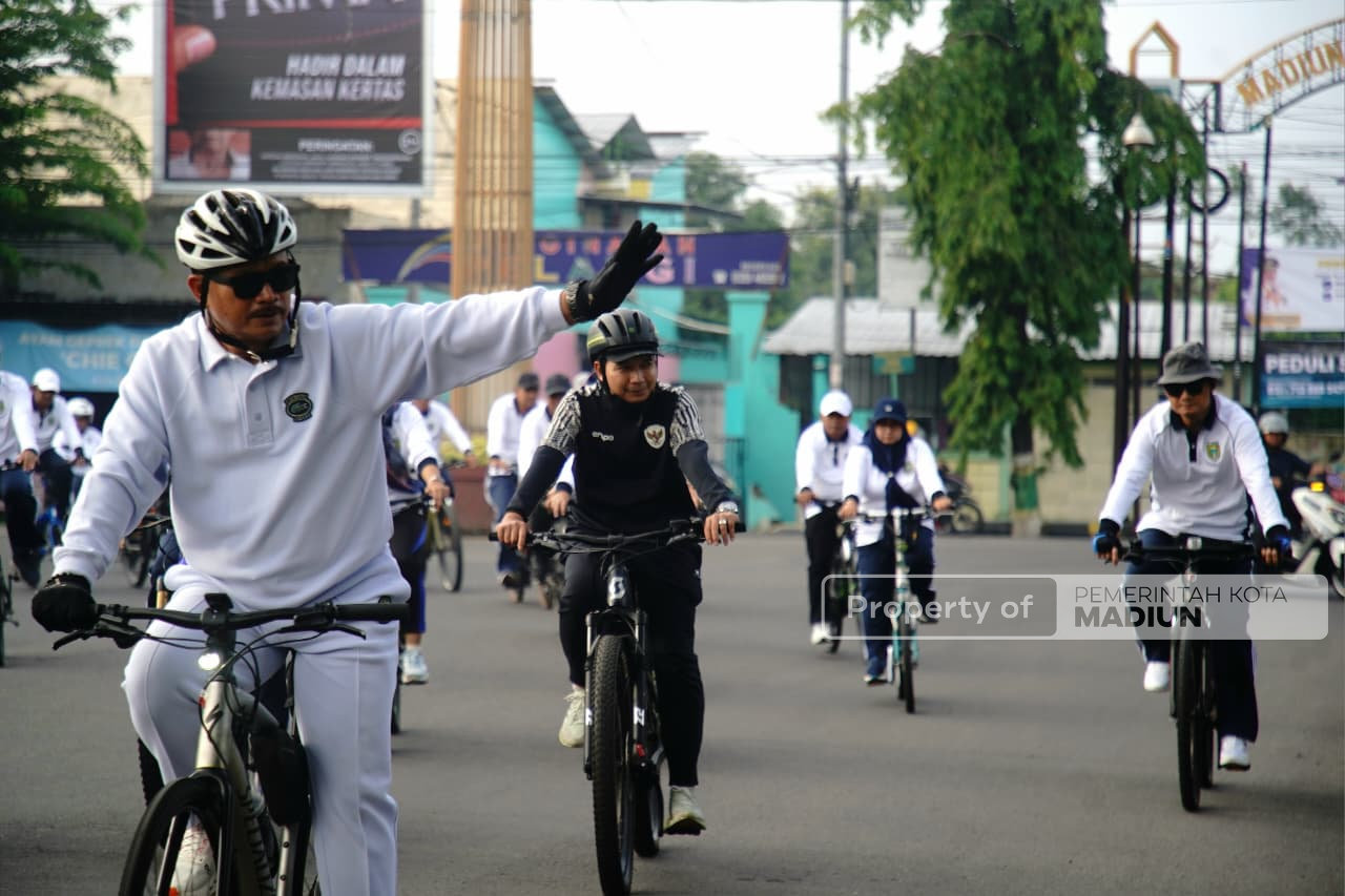 Peringati HUT KORPRI ke-54, Wali Kota Madiun Gowes hingga Serahkan Bantuan Sembako untuk Relawan Kebersihan