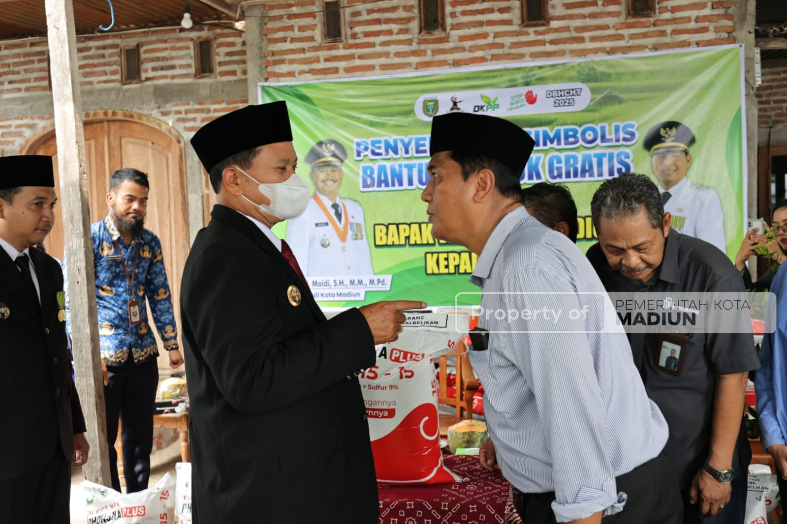 Dongkrak Produktivitas Pertanian, Wali Kota Madiun Serahkan Pupuk Program Bantuan