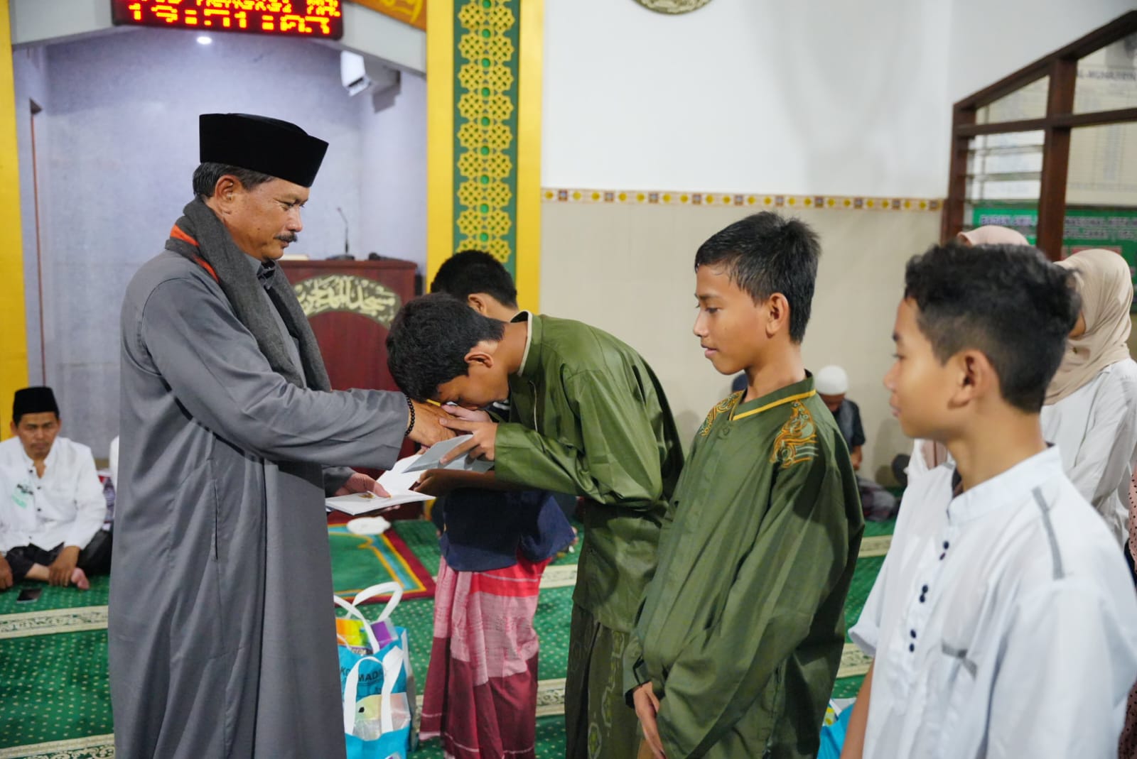Tarawih Di Masjid Al Muhajirin, Wali Kota Ajak Warga Tingkatkan Ibadah Sebelum Ramadan Berakhir