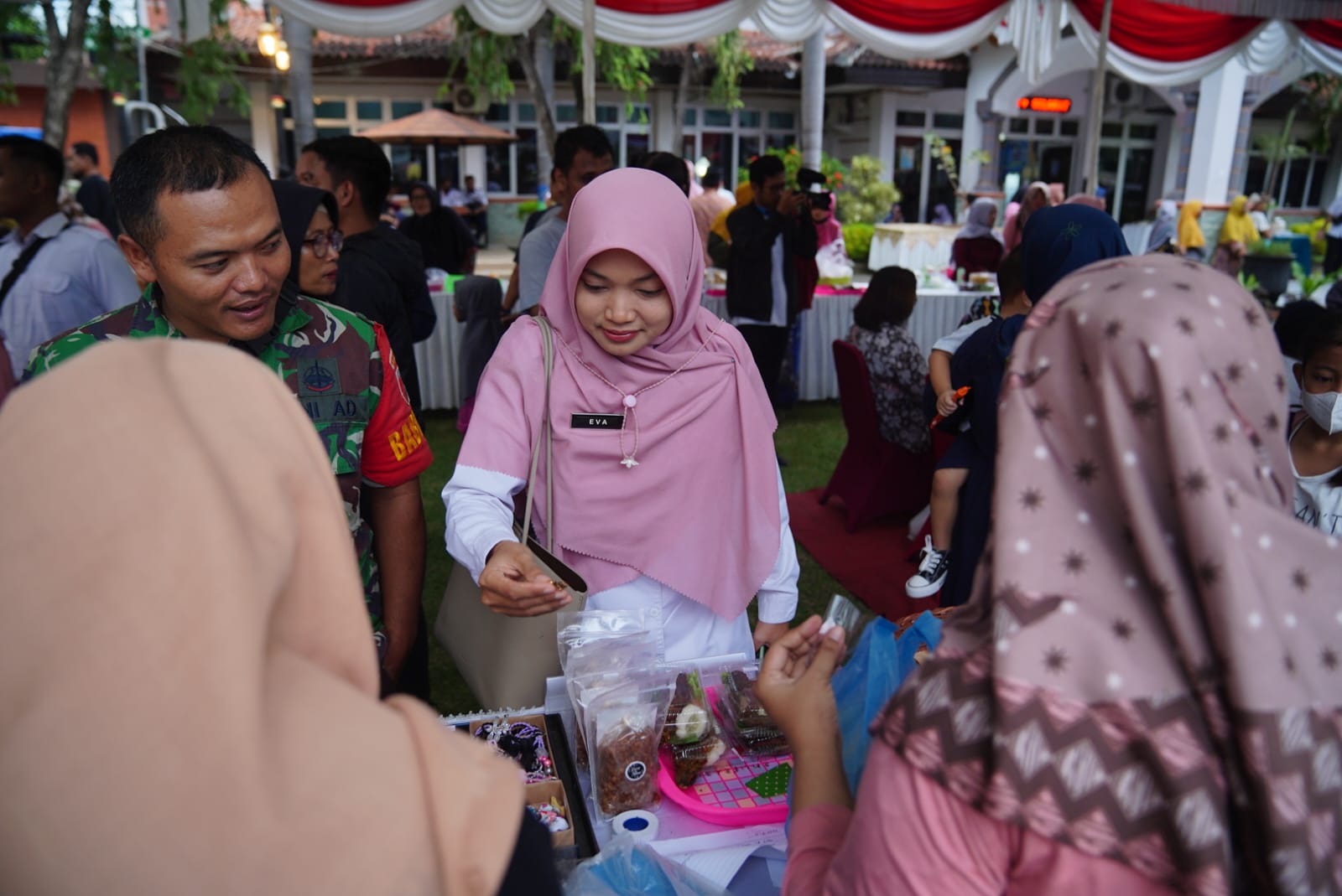Buka Bazar UMKM Di Manguharjo, Wali Kota Ajak Pengusaha Siap Sambut Pemudik