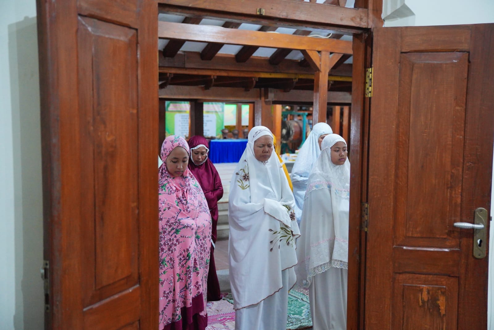 Salat Isya dan Tarawih di Masjid Kuncen, Wali Kota Harapkan Kerukunan Terjaga