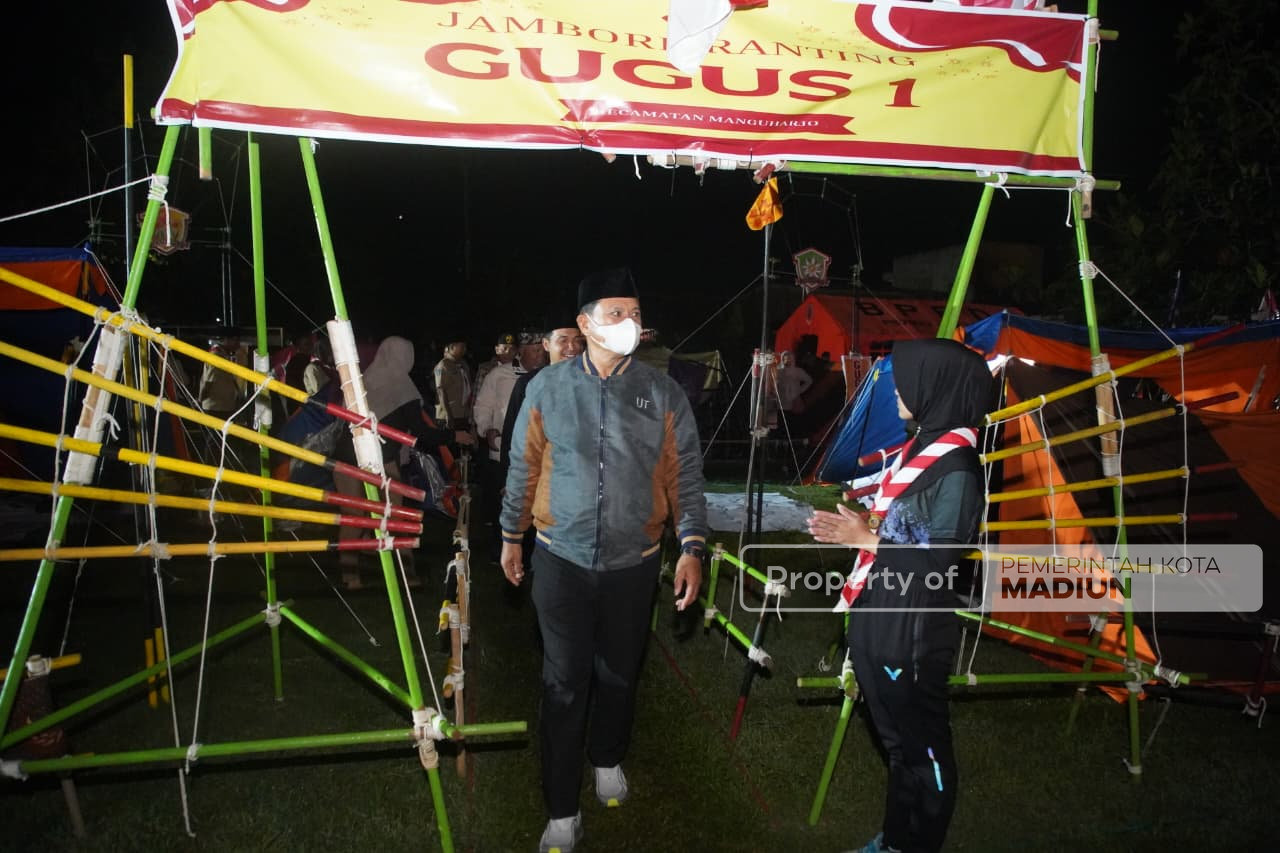 Tandai Dibukanya Jambore Ranting Manguharjo, Wali Kota Madiun Nyalakan Api Unggun