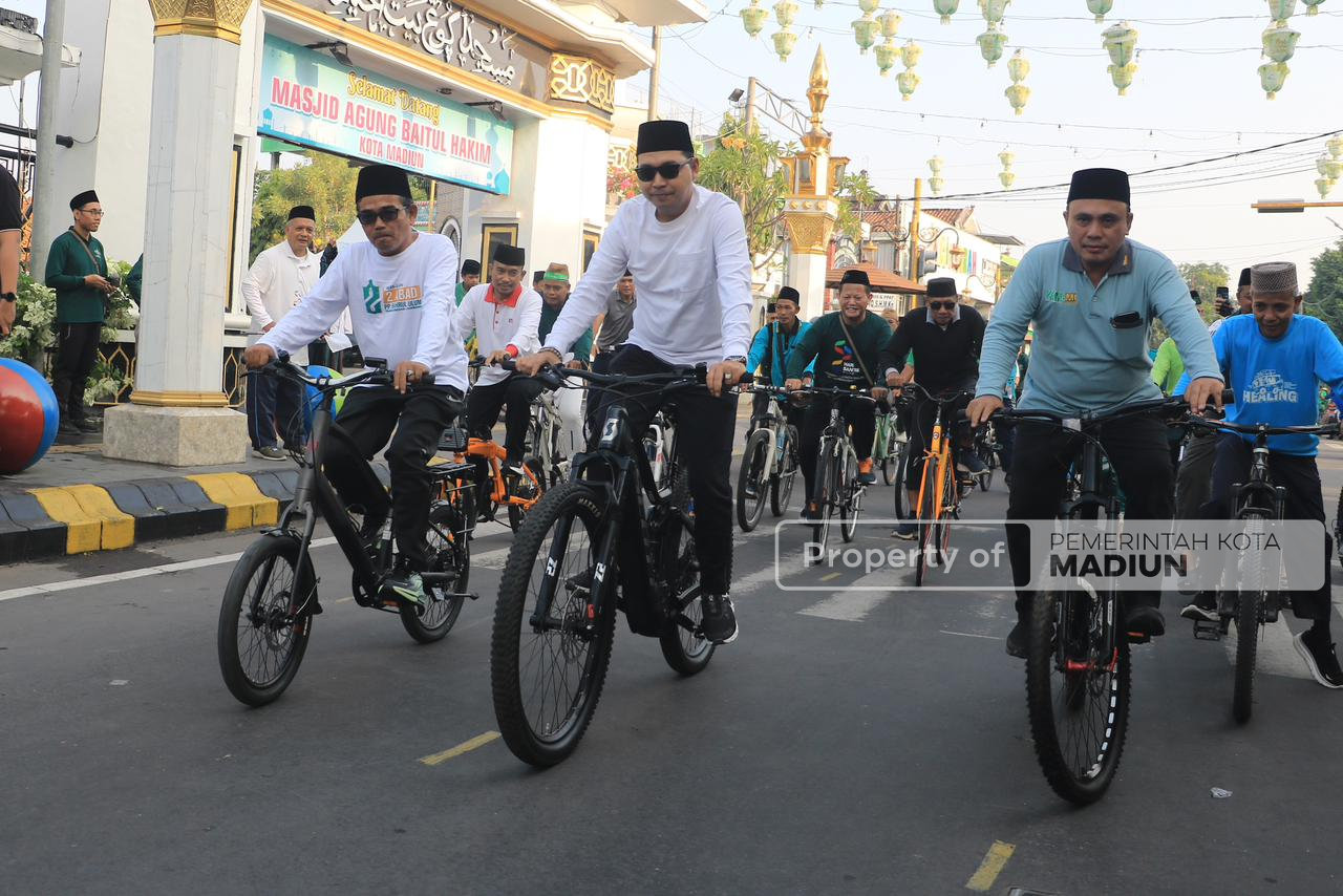 Semangat Bangun Silaturahmi, Wawali Apresiasi Santri dan Warga Lewat Sepeda Santai Hari Santri
