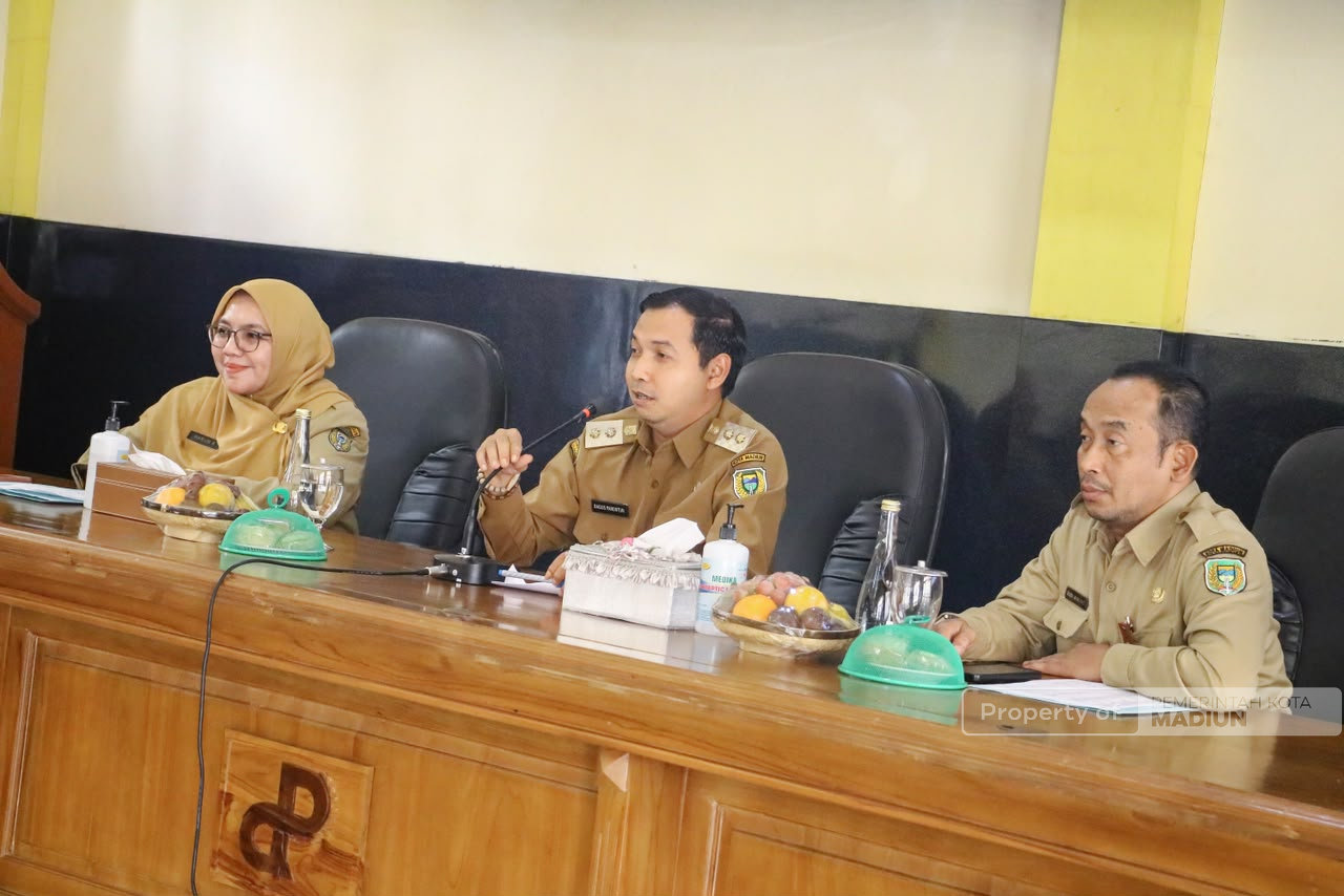 Beri Pembinaan PKL, Plt Wali Kota Tegaskan PKL Wajib Jaga Kebersihan