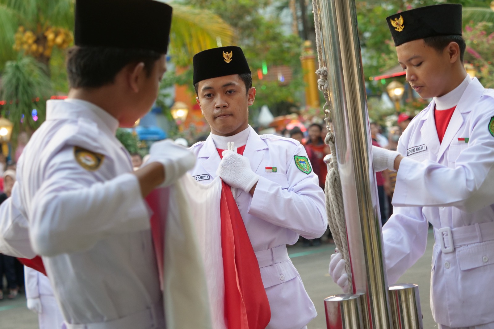 Drumband SMPN 3 Dan Paskibra SMAN 4 Undang Decak Kagum Penonton Pada Event Parade Senja