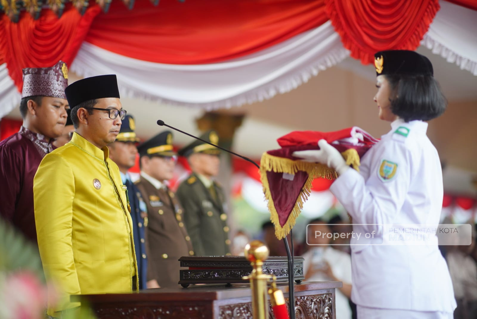 Gelar Upacara Penurunan Sang Merah Putih, Plt Wali Kota Madiun Apresiasi Perjuangan Paskibraka