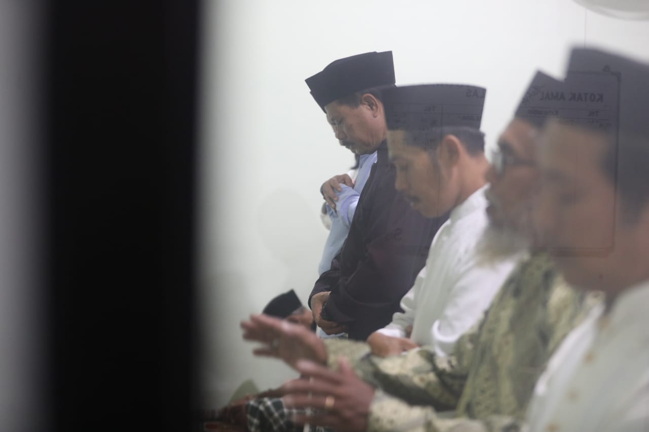 Salat Isya di Mushala Al-Ikhlas Ngegong, Wali Kota Sampaikan Program Pembangunan