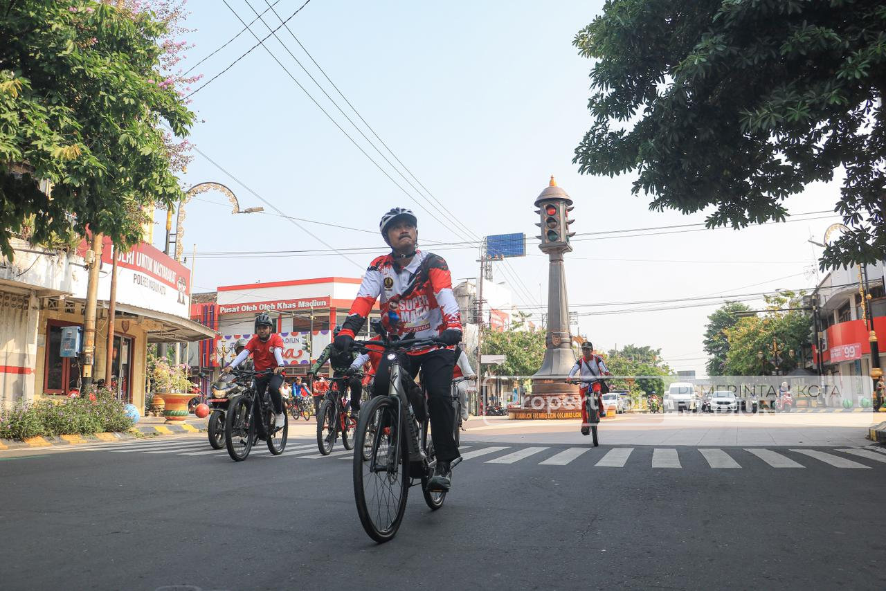 Gowes Sambil Pantau Kota, Wali Kota Madiun Cek Progres MPP dan Sapa Warga di Sepanjang Rute